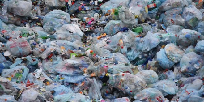 A műanyagszennyezés csökkentése érdekében reformokat javasolnak
