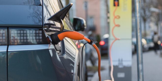A benzin és az áram ára is nő: még mindig megéri elektromos autót venni?