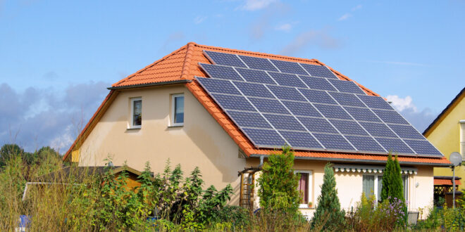 Hogyan érdemes használni a napelemes rendszereket otthoni energiatermelésre?