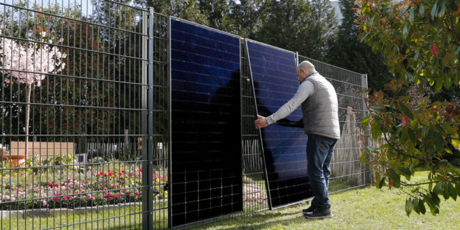 Ez lenne a legolcsóbb napelemes rendszer? Kerítésre telepíthető!
