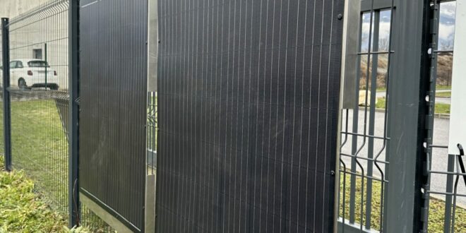 Egyszerűen és olcsón szerelhetünk napelemeket a kerítésünkre