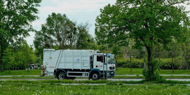 Három város kap elektromos meghajtású hulladékszállító járműveket a HUMDA közreműködésével