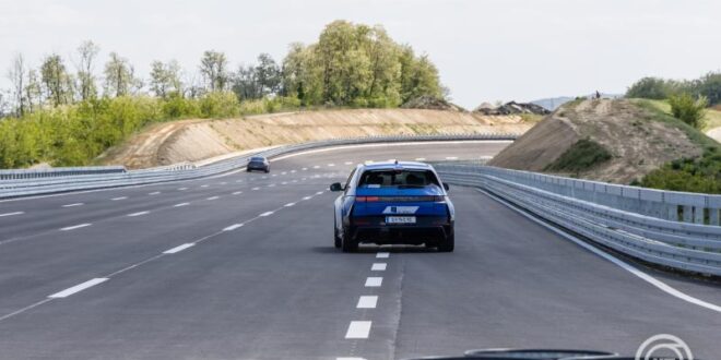 Átadták a ZalaZONE nagy sebességű oválpályáját