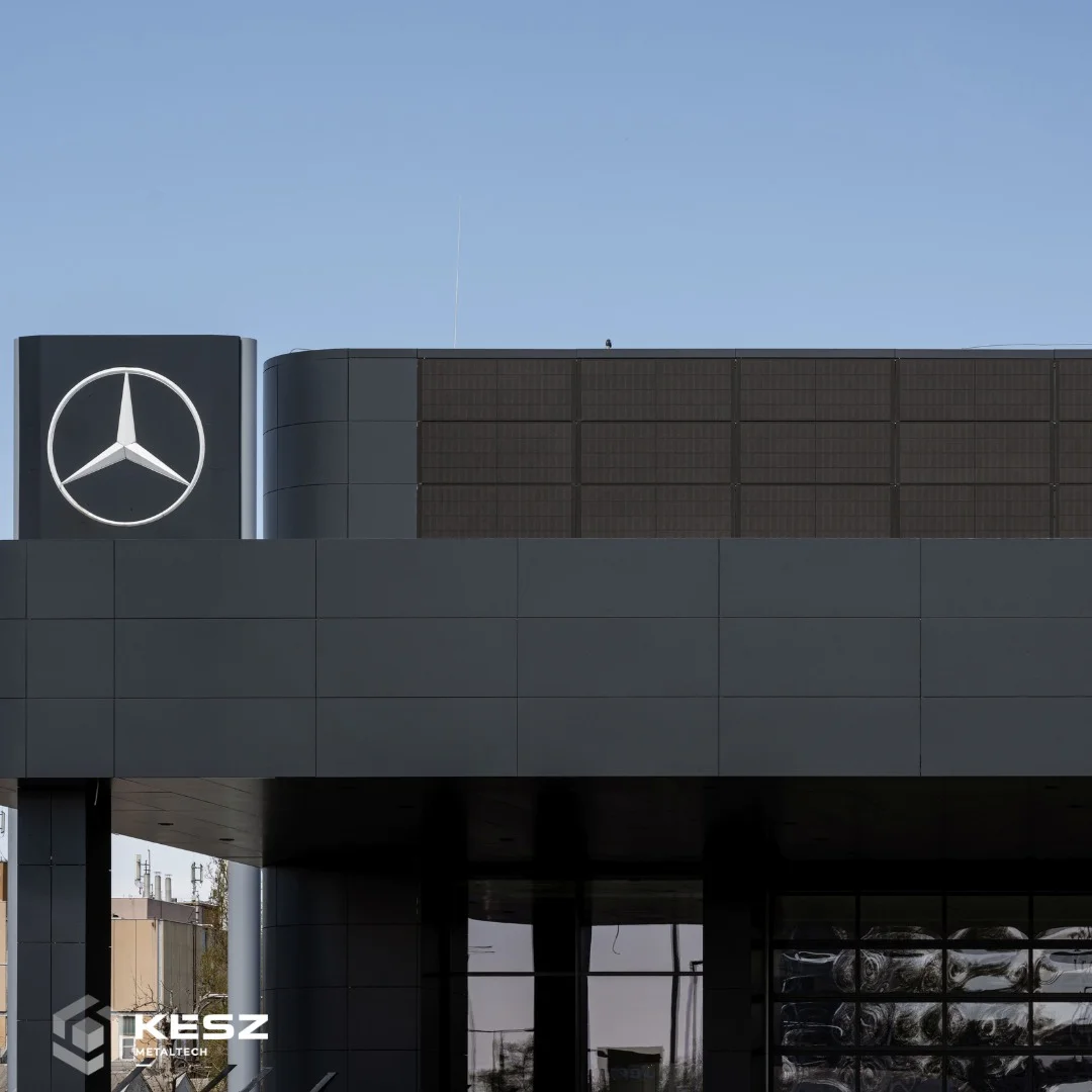 Innovatív homlokzat: budapesti épület kapott napelemes rendszert ...