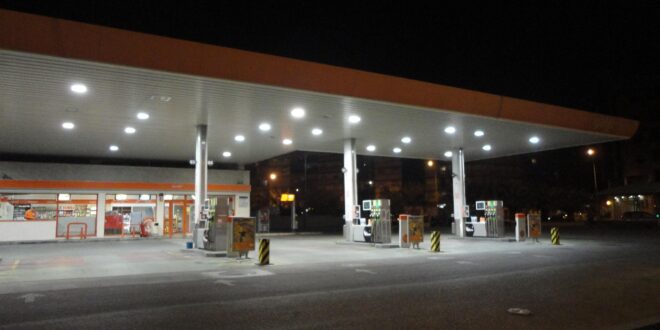 Megint drágul a benzin Amerikában – Kaliforniában már 6 dollár közelében