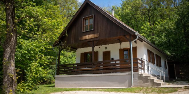 Tovább fejlődik az erdei turizmus: újabb turistaház készült el