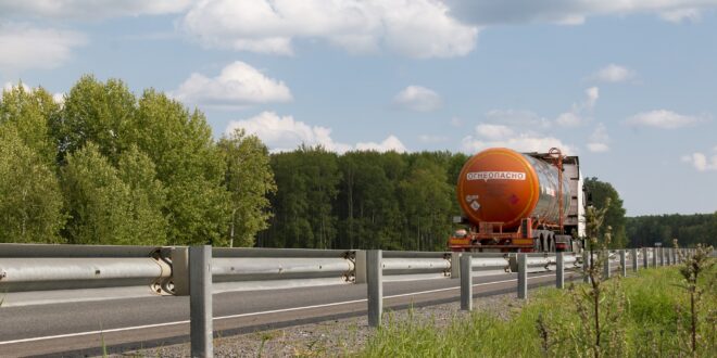 Több százmillió liter üzemanyagot szabadít fel a kormány a stratégiai készletekből