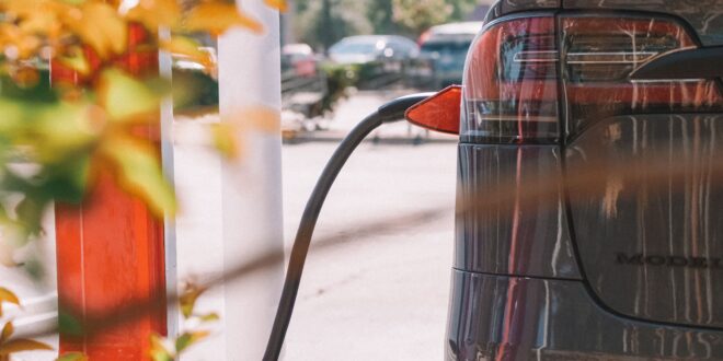 Erős első félévet zárt a hazai autópiac, az elektromos modellek vezetik a növekedést