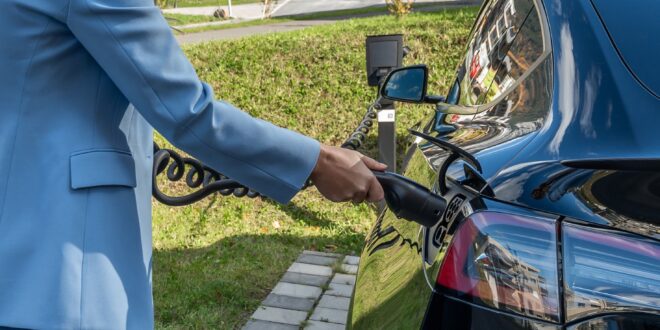 Egyre többen tekintenek energiatárolóként az elektromos autókra
