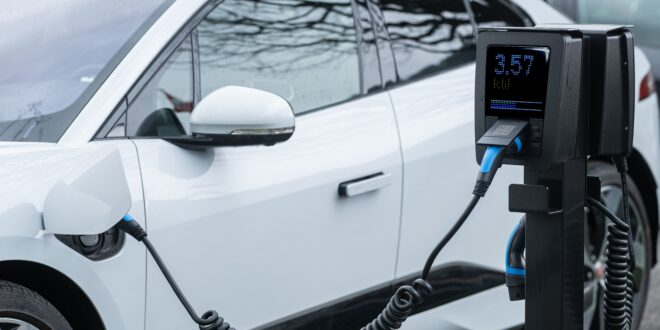 Új mérföldkő az elektromos autógyártásban: 50 ezredik BMW készült el Debrecenben