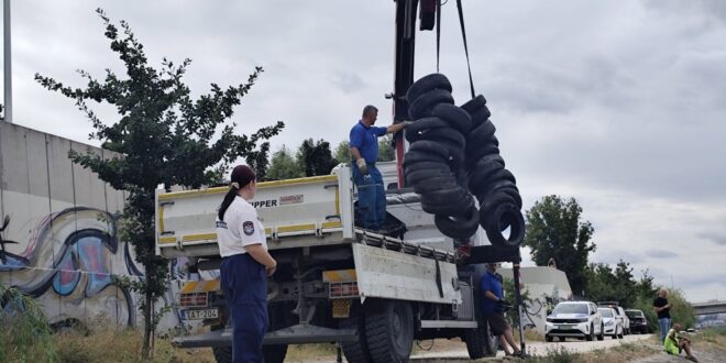 Több mint száz autógumit és rengeteg hulladékot szedtek ki a Dunából
