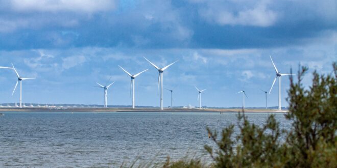 Kína hálózatra kapcsolta a világ első 16 MW-os úszó szélerőmű-platformját