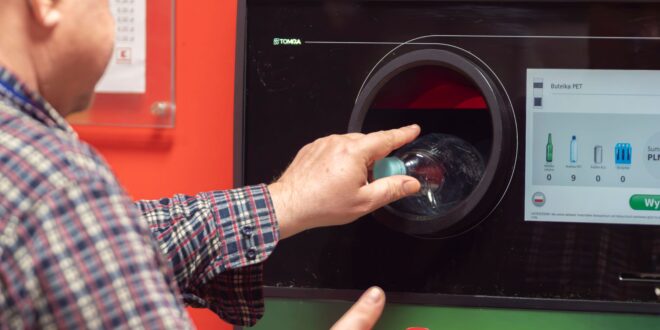 Jótékony célra váltják vissza a palackokat a REpontokon